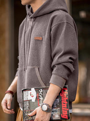 詳細画像
表面の細かい起毛デザインと、エンボスレザーラベル、袖口のリブ編みディテールが特徴。フードのドローコードと広めのポケットで、実用性とレトロなレイヤード感が強調されています。ダブルファブリックのミックス刺し毛加工が肌触りと保温性を向上。
モデル画像
冬のコーディネートに最適なウール混フード付きパーカーを着用したモデル。起毛デザインとレトロなディテールが際立ち、快適さと保温性を提供。