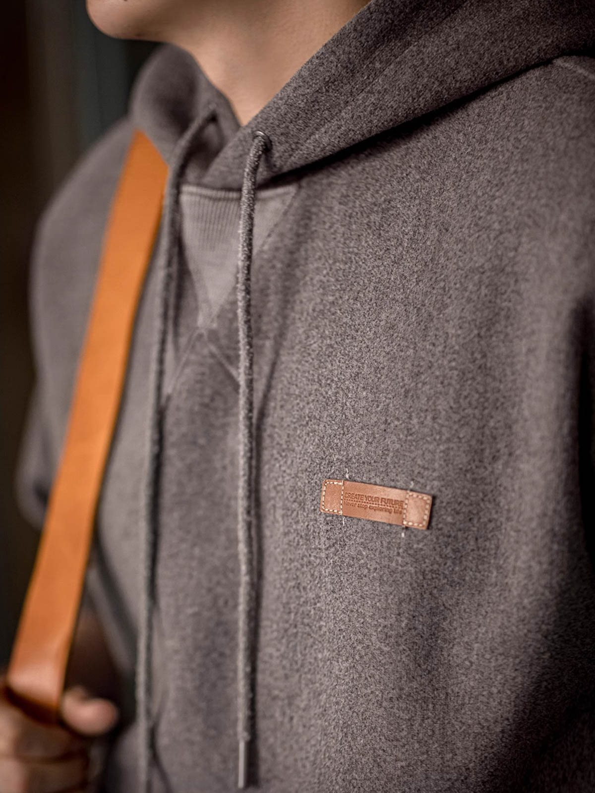 詳細画像
表面の細かい起毛デザインと、エンボスレザーラベル、袖口のリブ編みディテールが特徴。フードのドローコードと広めのポケットで、実用性とレトロなレイヤード感が強調されています。ダブルファブリックのミックス刺し毛加工が肌触りと保温性を向上。
モデル画像
冬のコーディネートに最適なウール混フード付きパーカーを着用したモデル。起毛デザインとレトロなディテールが際立ち、快適さと保温性を提供。