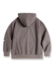 製品画像
ウール混フード付きパーカー、ダブルファブリックのミックス刺し毛加工を使用し、細かい起毛デザインが保温性と柔らかい肌触りを提供。レトロなディテールで、冬の寒さから守る優れた保温性を実現。
詳細画像
表面の細かい起毛デザインと、エンボスレザーラベル、袖口のリブ編みディテールが特徴。フードのドローコードと広めのポケットで、実用性とレトロなレイヤード感が強調されています。ダブルファブリックのミックス刺し毛加工が肌触りと保温性を向上。