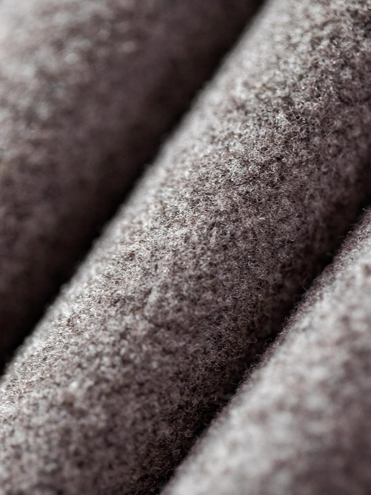 製品画像
ウール混フード付きパーカー、ダブルファブリックのミックス刺し毛加工を使用し、細かい起毛デザインが保温性と柔らかい肌触りを提供。レトロなディテールで、冬の寒さから守る優れた保温性を実現。
詳細画像
表面の細かい起毛デザインと、エンボスレザーラベル、袖口のリブ編みディテールが特徴。フードのドローコードと広めのポケットで、実用性とレトロなレイヤード感が強調されています。ダブルファブリックのミックス刺し毛加工が肌触りと保温性を向上。