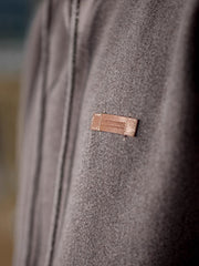 製品画像
ウール混フード付きパーカー、ダブルファブリックのミックス刺し毛加工を使用し、細かい起毛デザインが保温性と柔らかい肌触りを提供。レトロなディテールで、冬の寒さから守る優れた保温性を実現。
詳細画像
表面の細かい起毛デザインと、エンボスレザーラベル、袖口のリブ編みディテールが特徴。フードのドローコードと広めのポケットで、実用性とレトロなレイヤード感が強調されています。ダブルファブリックのミックス刺し毛加工が肌触りと保温性を向上。