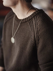 詳細画像
ヘビーウェイト編みのテクスチャー、コットン60.3%とアクリル39.7%の混紡素材、二重リブのネックライン、ラグランスリーブデザインによる快適な着心地、ヴィンテージ感とモダンを融合させたデザイン
モデル画像
アメリカンカジュアルスタイルのクルーネックセーター、ラグランスリーブで動きやすさを実現、二重リブネックラインで首元にフィット、ヴィンテージ感を加えたオリジナルラベル付き