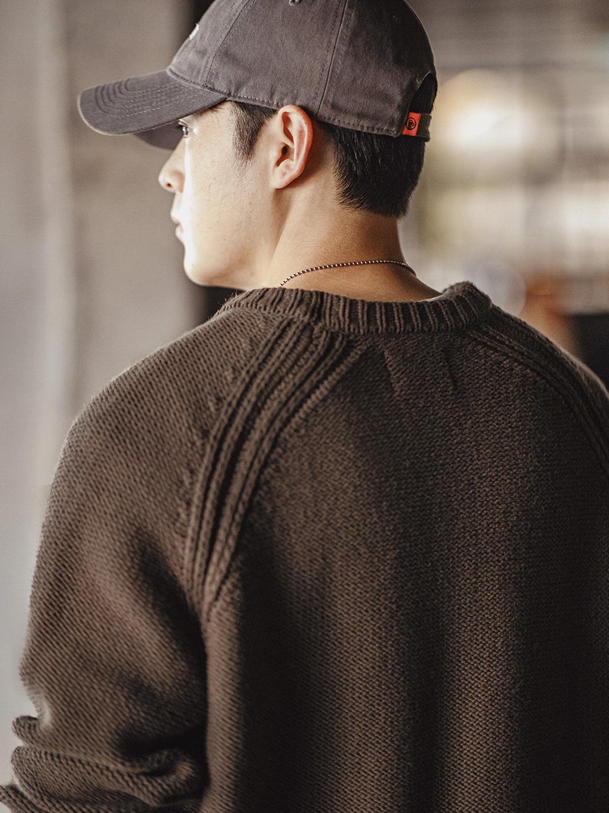 詳細画像
ヘビーウェイト編みのテクスチャー、コットン60.3%とアクリル39.7%の混紡素材、二重リブのネックライン、ラグランスリーブデザインによる快適な着心地、ヴィンテージ感とモダンを融合させたデザイン
モデル画像
アメリカンカジュアルスタイルのクルーネックセーター、ラグランスリーブで動きやすさを実現、二重リブネックラインで首元にフィット、ヴィンテージ感を加えたオリジナルラベル付き