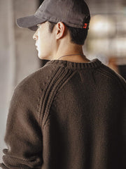 詳細画像
ヘビーウェイト編みのテクスチャー、コットン60.3%とアクリル39.7%の混紡素材、二重リブのネックライン、ラグランスリーブデザインによる快適な着心地、ヴィンテージ感とモダンを融合させたデザイン
モデル画像
アメリカンカジュアルスタイルのクルーネックセーター、ラグランスリーブで動きやすさを実現、二重リブネックラインで首元にフィット、ヴィンテージ感を加えたオリジナルラベル付き