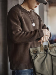 詳細画像
ヘビーウェイト編みのテクスチャー、コットン60.3%とアクリル39.7%の混紡素材、二重リブのネックライン、ラグランスリーブデザインによる快適な着心地、ヴィンテージ感とモダンを融合させたデザイン
モデル画像
アメリカンカジュアルスタイルのクルーネックセーター、ラグランスリーブで動きやすさを実現、二重リブネックラインで首元にフィット、ヴィンテージ感を加えたオリジナルラベル付き