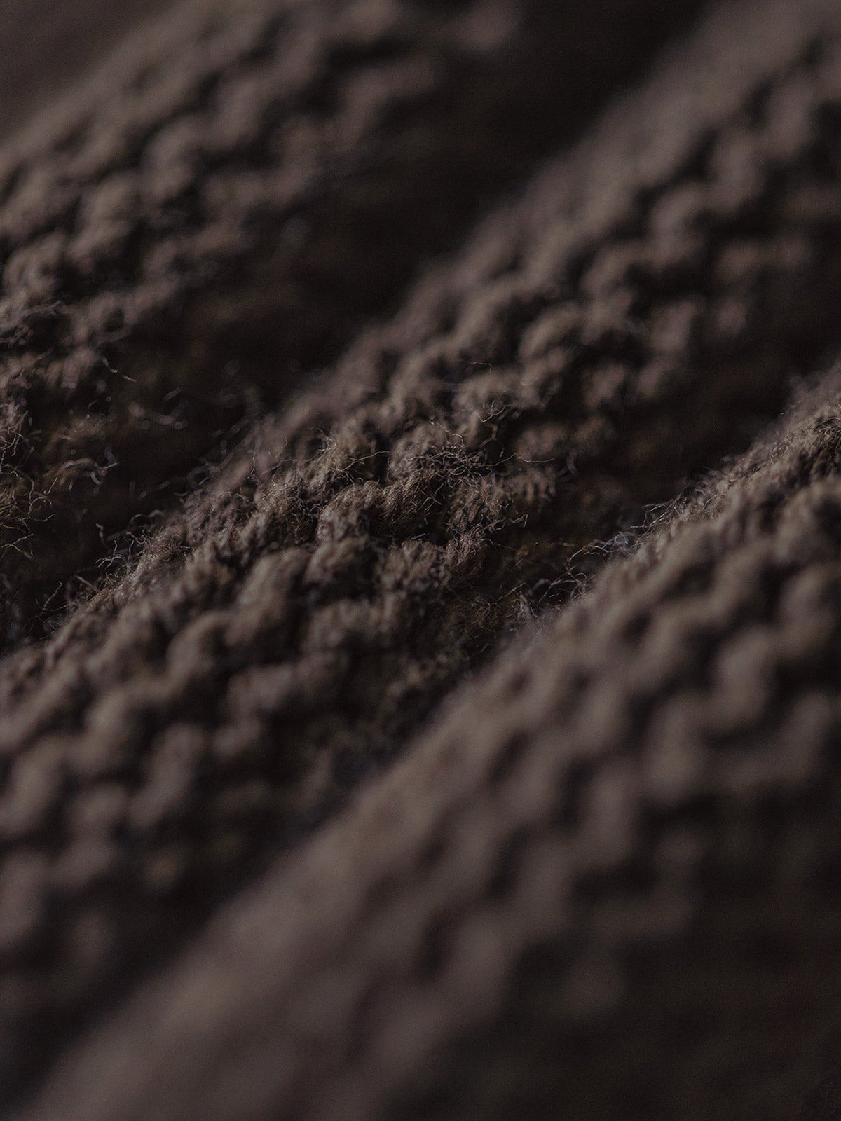 製品画像
ヘビーウェイト編みクルーネックセーター、コットンとアクリル混紡素材、16番手の糸で編まれた精緻なテクスチャー、ラグランスリーブデザインで動きやすさを強調、ヴィンテージ感を加えたオリジナルラベル付き
詳細画像
ヘビーウェイト編みのテクスチャー、コットン60.3%とアクリル39.7%の混紡素材、二重リブのネックライン、ラグランスリーブデザインによる快適な着心地、ヴィンテージ感とモダンを融合させたデザイン