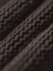 製品画像
ヘビーウェイト編みクルーネックセーター、コットンとアクリル混紡素材、16番手の糸で編まれた精緻なテクスチャー、ラグランスリーブデザインで動きやすさを強調、ヴィンテージ感を加えたオリジナルラベル付き
詳細画像
ヘビーウェイト編みのテクスチャー、コットン60.3%とアクリル39.7%の混紡素材、二重リブのネックライン、ラグランスリーブデザインによる快適な着心地、ヴィンテージ感とモダンを融合させたデザイン