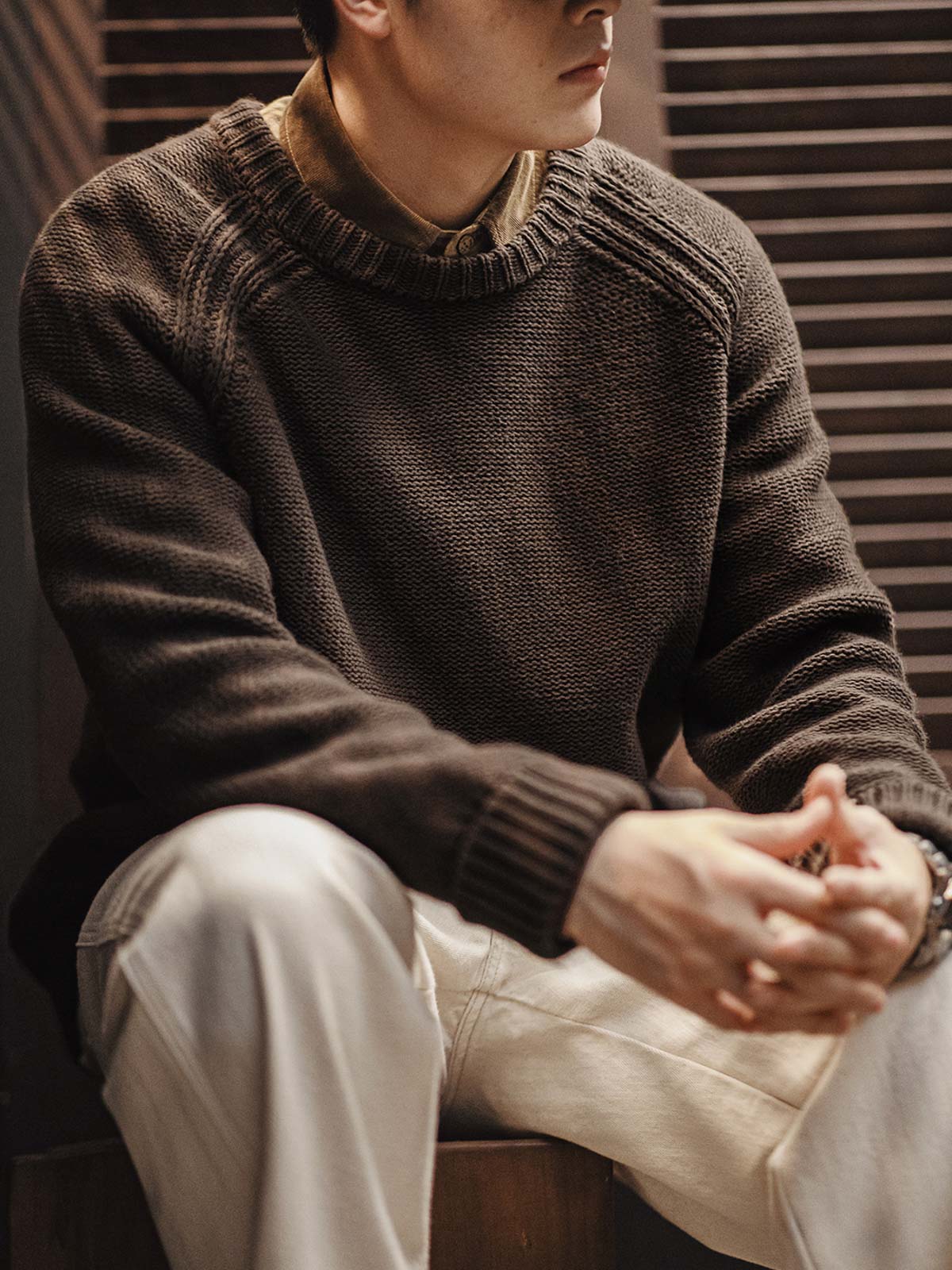 詳細画像
ヘビーウェイト編みのテクスチャー、コットン60.3%とアクリル39.7%の混紡素材、二重リブのネックライン、ラグランスリーブデザインによる快適な着心地、ヴィンテージ感とモダンを融合させたデザイン
モデル画像
アメリカンカジュアルスタイルのクルーネックセーター、ラグランスリーブで動きやすさを実現、二重リブネックラインで首元にフィット、ヴィンテージ感を加えたオリジナルラベル付き