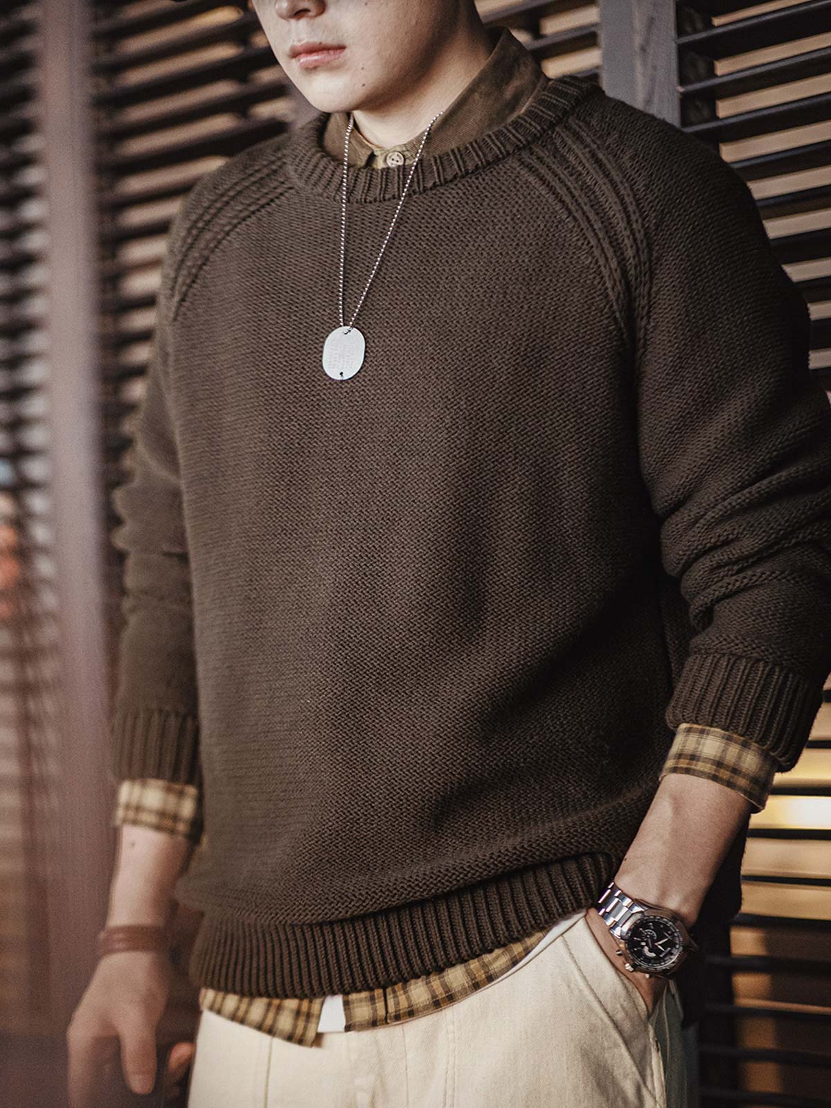 詳細画像
ヘビーウェイト編みのテクスチャー、コットン60.3%とアクリル39.7%の混紡素材、二重リブのネックライン、ラグランスリーブデザインによる快適な着心地、ヴィンテージ感とモダンを融合させたデザイン
モデル画像
アメリカンカジュアルスタイルのクルーネックセーター、ラグランスリーブで動きやすさを実現、二重リブネックラインで首元にフィット、ヴィンテージ感を加えたオリジナルラベル付き