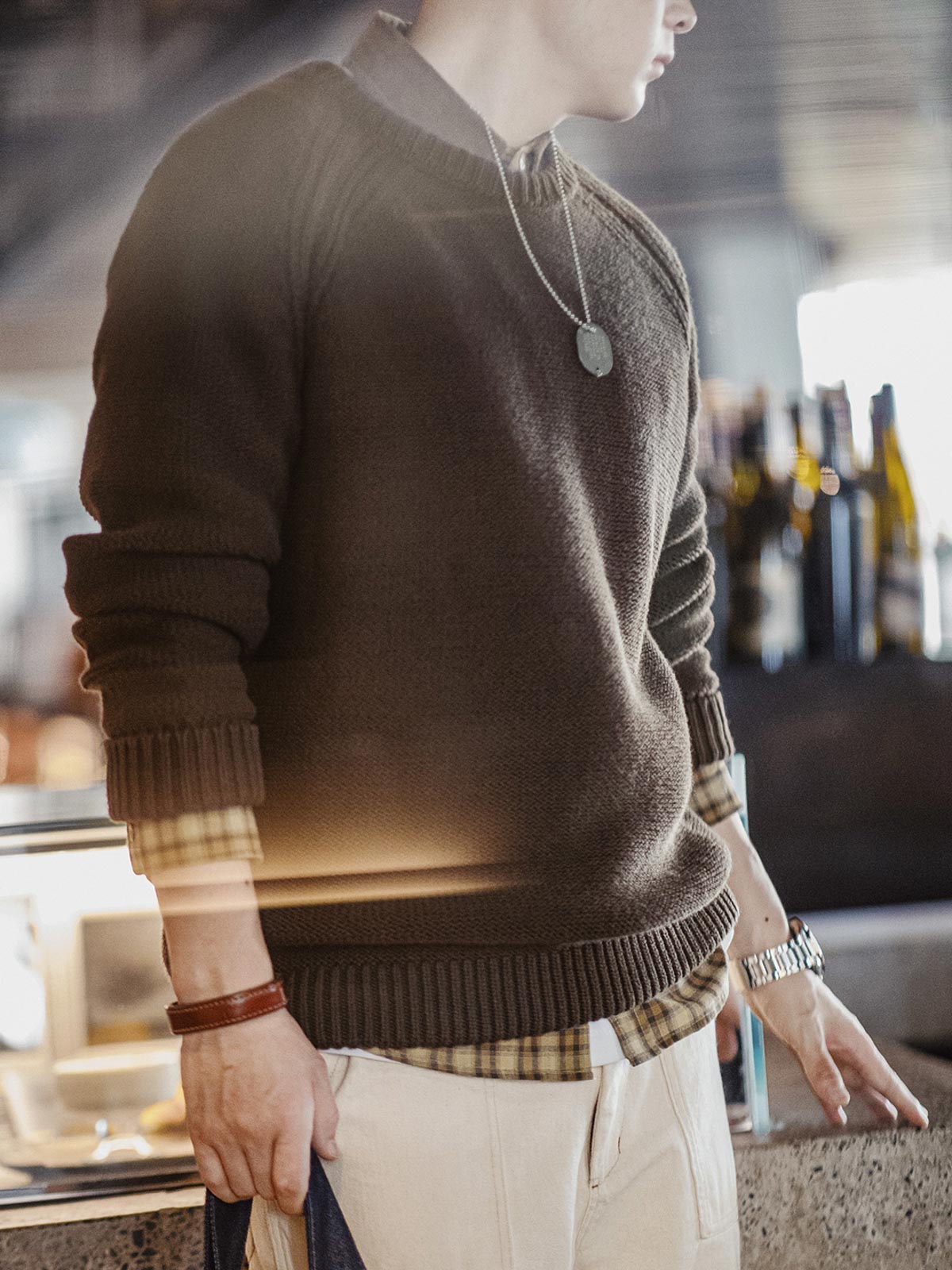 詳細画像
ヘビーウェイト編みのテクスチャー、コットン60.3%とアクリル39.7%の混紡素材、二重リブのネックライン、ラグランスリーブデザインによる快適な着心地、ヴィンテージ感とモダンを融合させたデザイン
モデル画像
アメリカンカジュアルスタイルのクルーネックセーター、ラグランスリーブで動きやすさを実現、二重リブネックラインで首元にフィット、ヴィンテージ感を加えたオリジナルラベル付き