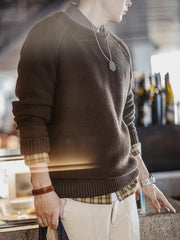 詳細画像
ヘビーウェイト編みのテクスチャー、コットン60.3%とアクリル39.7%の混紡素材、二重リブのネックライン、ラグランスリーブデザインによる快適な着心地、ヴィンテージ感とモダンを融合させたデザイン
モデル画像
アメリカンカジュアルスタイルのクルーネックセーター、ラグランスリーブで動きやすさを実現、二重リブネックラインで首元にフィット、ヴィンテージ感を加えたオリジナルラベル付き