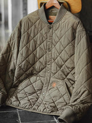 製品画像: レトロなキルティングベースボールジャケットデザイン中綿ジャケット正面展示画像。クラシックなベースボールジャケットのシルエットに、精緻なキルティング技術とオレンジ色の手刺繍ディテールが特徴。光沢ナイロン素材とポリエステル繊維で暖かさとスタイルを提供します。
詳細画像: キルティングベースボールジャケットのステッチポケットとオレンジ色の手刺繍風ディテールのクローズアップ。銅製スナップボタンのディテールと、均等に分布した中綿が暖かさを保証。