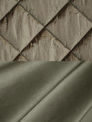 製品画像: レトロなキルティングベースボールジャケットデザイン中綿ジャケット正面展示画像。クラシックなベースボールジャケットのシルエットに、精緻なキルティング技術とオレンジ色の手刺繍ディテールが特徴。光沢ナイロン素材とポリエステル繊維で暖かさとスタイルを提供します。
詳細画像: キルティングベースボールジャケットのステッチポケットとオレンジ色の手刺繍風ディテールのクローズアップ。銅製スナップボタンのディテールと、均等に分布した中綿が暖かさを保証。