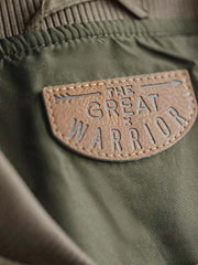 製品画像: レトロなキルティングベースボールジャケットデザイン中綿ジャケット正面展示画像。クラシックなベースボールジャケットのシルエットに、精緻なキルティング技術とオレンジ色の手刺繍ディテールが特徴。光沢ナイロン素材とポリエステル繊維で暖かさとスタイルを提供します。
詳細画像: キルティングベースボールジャケットのステッチポケットとオレンジ色の手刺繍風ディテールのクローズアップ。銅製スナップボタンのディテールと、均等に分布した中綿が暖かさを保証。