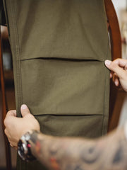 製品画像: コットン製レトロダブルプリーツパラシュートカジュアルパンツの全体表示 詳細画像: 膝部分のダブルプリーツと裾の調節可能なドローストリングディテール