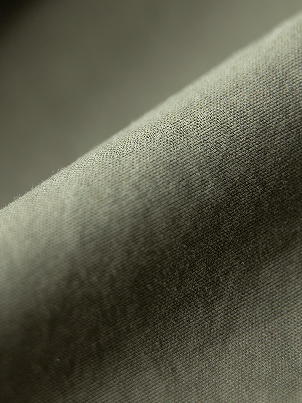 詳細画像:シャツのカラビナとロープのディテール図