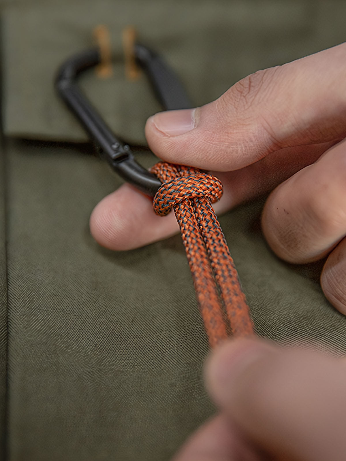 詳細画像:シャツのカラビナとロープのディテール図