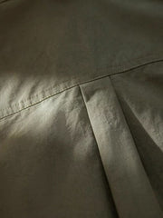 詳細画像:シャツのカラビナとロープのディテール図