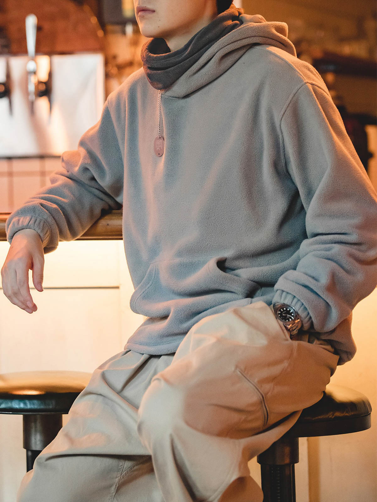 多機能ネックウォーマーを着用し、フェイスマスク、帽子、ヘッドバンドとしての使用例を示すモデル。