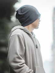 多機能ネックウォーマーを着用し、フェイスマスク、帽子、ヘッドバンドとしての使用例を示すモデル。