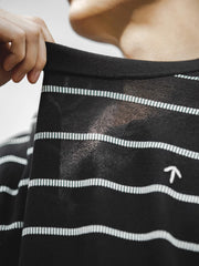 黒白 細いストライプ柄 Tシャツ