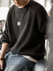 詳細画像:ストライプ編みのデザインアップ、ラグランスリーブと柳編み風のディテール、ブラウンとブラックの配色で個性を引き立て。リブ編みの裾がフィット感を提供。
モデル画像:モデルがストライプ編みセーターを着用、アメリカンカジュアルスタイルでリラックス感あるシルエット、日常コーディネートにぴったりなデザイン。