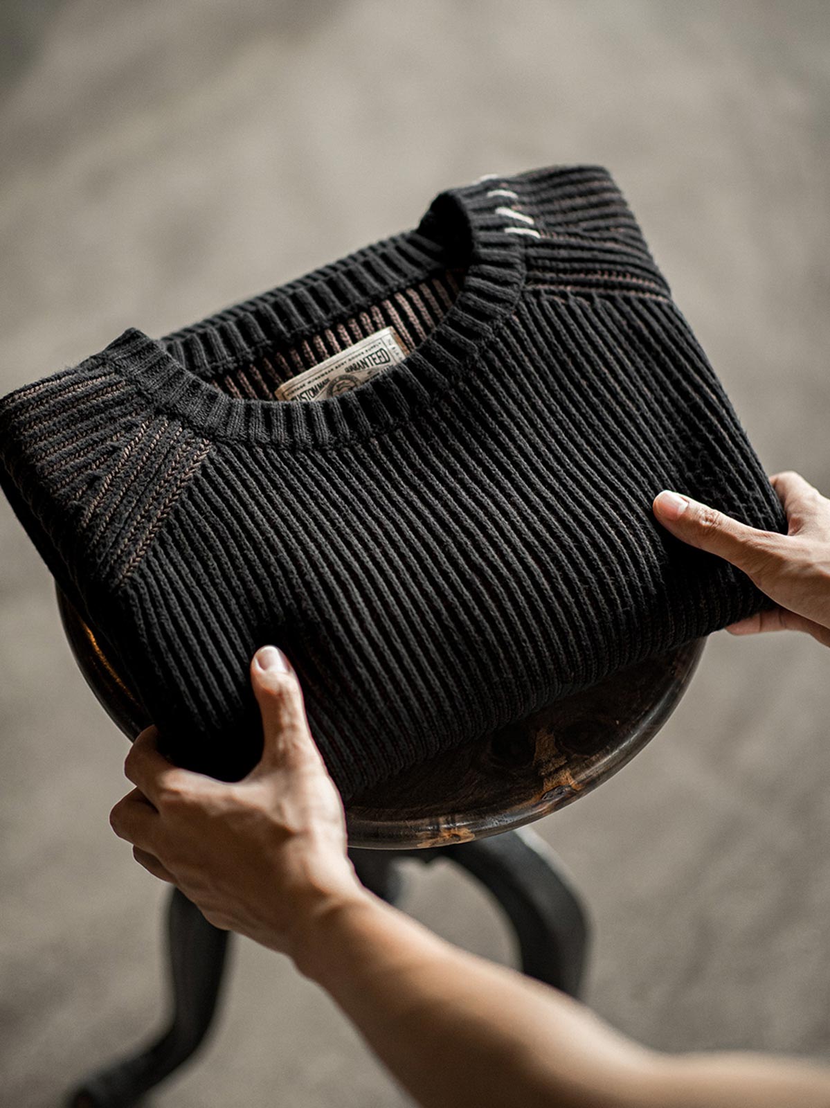 製品画像:クラシックなアメリカンカジュアルスタイルのストライプ編みセーター、ラグランスリーブデザインと柳編み風デザインが特徴。ブラウンとブラックの配色がシンプルでありながら質感を引き立て、リラックス感のある着心地。
詳細画像:ストライプ編みのデザインアップ、ラグランスリーブと柳編み風のディテール、ブラウンとブラックの配色で個性を引き立て。リブ編みの裾がフィット感を提供。