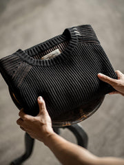 製品画像:クラシックなアメリカンカジュアルスタイルのストライプ編みセーター、ラグランスリーブデザインと柳編み風デザインが特徴。ブラウンとブラックの配色がシンプルでありながら質感を引き立て、リラックス感のある着心地。
詳細画像:ストライプ編みのデザインアップ、ラグランスリーブと柳編み風のディテール、ブラウンとブラックの配色で個性を引き立て。リブ編みの裾がフィット感を提供。