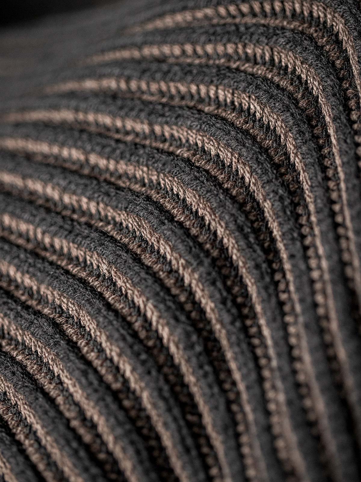 製品画像:クラシックなアメリカンカジュアルスタイルのストライプ編みセーター、ラグランスリーブデザインと柳編み風デザインが特徴。ブラウンとブラックの配色がシンプルでありながら質感を引き立て、リラックス感のある着心地。
詳細画像:ストライプ編みのデザインアップ、ラグランスリーブと柳編み風のディテール、ブラウンとブラックの配色で個性を引き立て。リブ編みの裾がフィット感を提供。