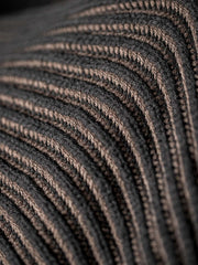 製品画像:クラシックなアメリカンカジュアルスタイルのストライプ編みセーター、ラグランスリーブデザインと柳編み風デザインが特徴。ブラウンとブラックの配色がシンプルでありながら質感を引き立て、リラックス感のある着心地。
詳細画像:ストライプ編みのデザインアップ、ラグランスリーブと柳編み風のディテール、ブラウンとブラックの配色で個性を引き立て。リブ編みの裾がフィット感を提供。