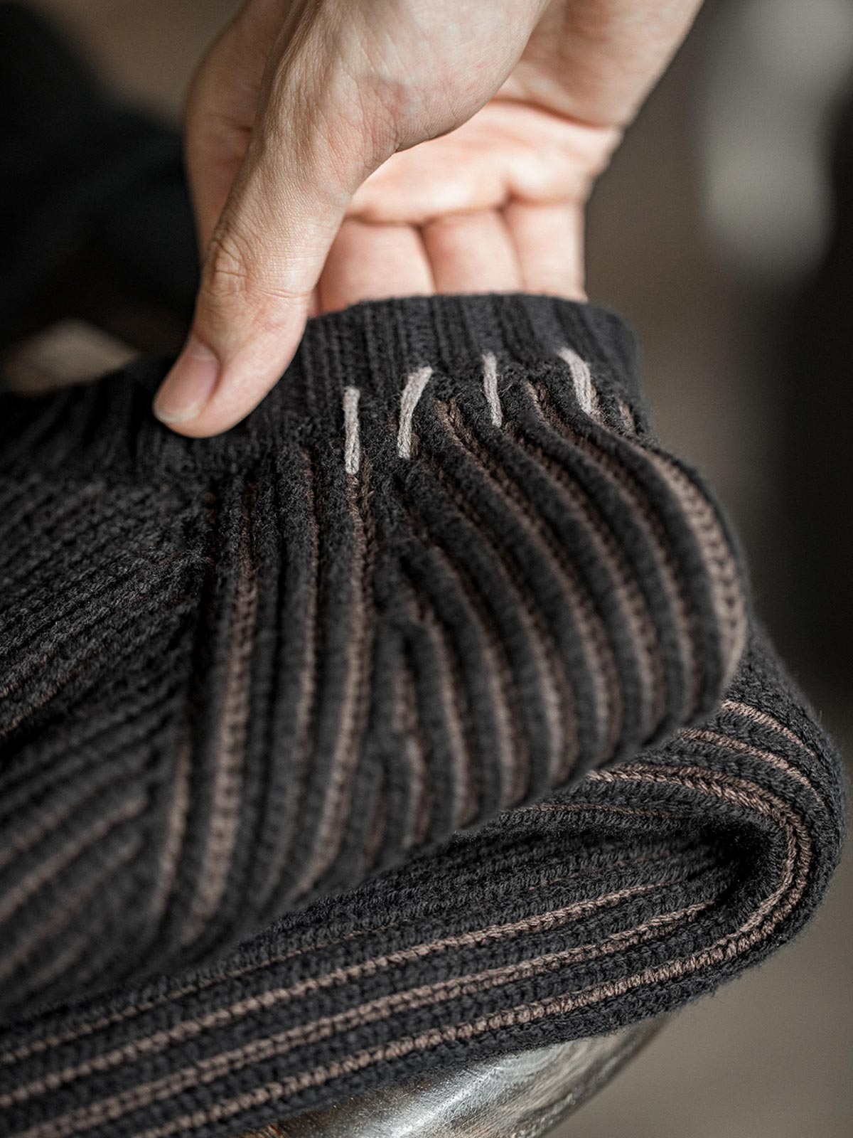 製品画像:クラシックなアメリカンカジュアルスタイルのストライプ編みセーター、ラグランスリーブデザインと柳編み風デザインが特徴。ブラウンとブラックの配色がシンプルでありながら質感を引き立て、リラックス感のある着心地。
詳細画像:ストライプ編みのデザインアップ、ラグランスリーブと柳編み風のディテール、ブラウンとブラックの配色で個性を引き立て。リブ編みの裾がフィット感を提供。