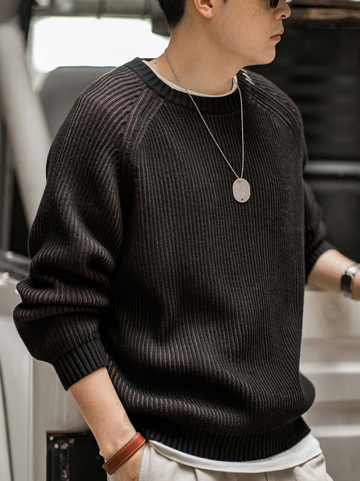 詳細画像:ストライプ編みのデザインアップ、ラグランスリーブと柳編み風のディテール、ブラウンとブラックの配色で個性を引き立て。リブ編みの裾がフィット感を提供。
モデル画像:モデルがストライプ編みセーターを着用、アメリカンカジュアルスタイルでリラックス感あるシルエット、日常コーディネートにぴったりなデザイン。