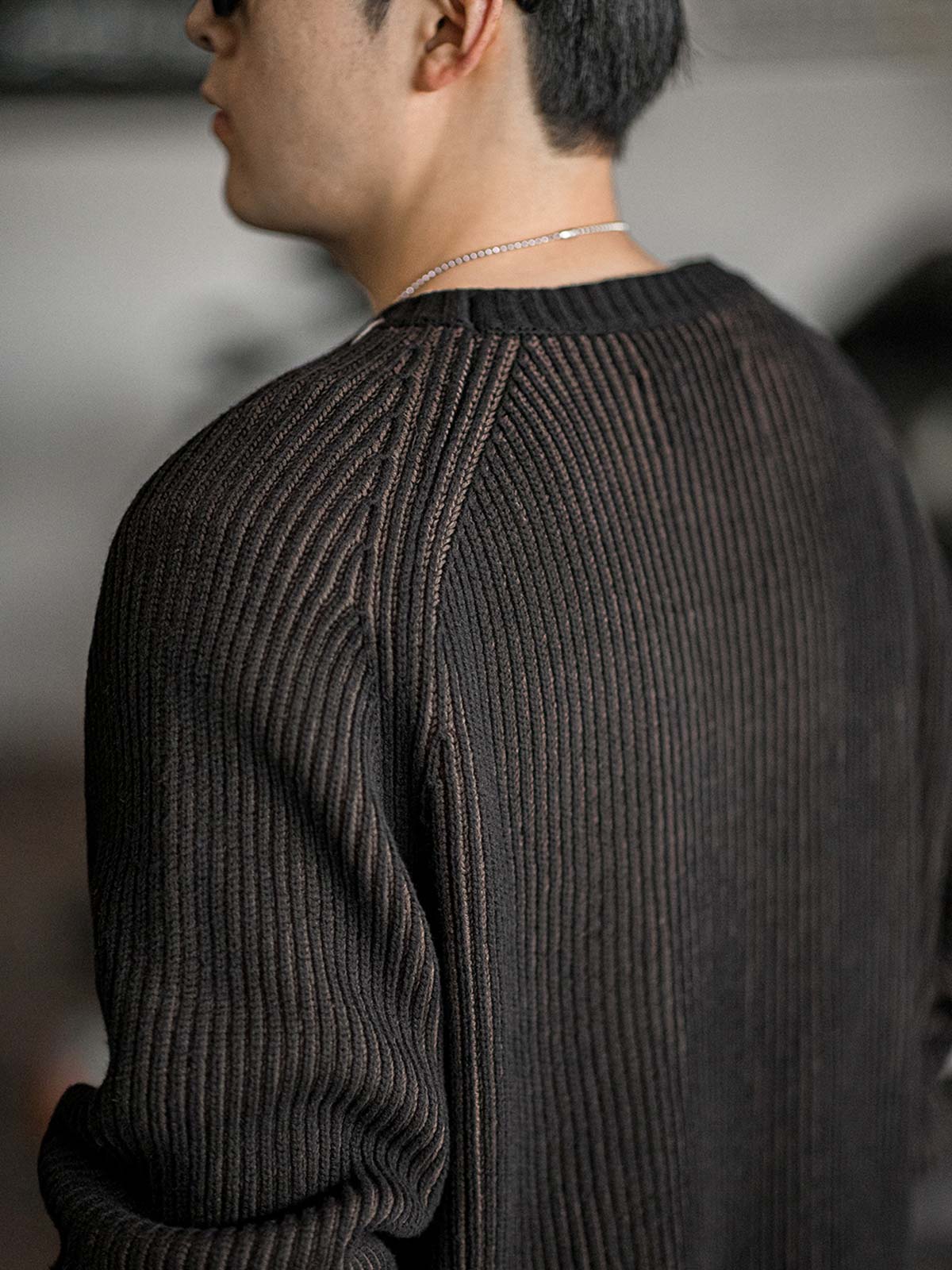 詳細画像:ストライプ編みのデザインアップ、ラグランスリーブと柳編み風のディテール、ブラウンとブラックの配色で個性を引き立て。リブ編みの裾がフィット感を提供。
モデル画像:モデルがストライプ編みセーターを着用、アメリカンカジュアルスタイルでリラックス感あるシルエット、日常コーディネートにぴったりなデザイン。