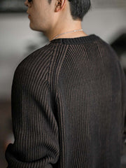 詳細画像:ストライプ編みのデザインアップ、ラグランスリーブと柳編み風のディテール、ブラウンとブラックの配色で個性を引き立て。リブ編みの裾がフィット感を提供。
モデル画像:モデルがストライプ編みセーターを着用、アメリカンカジュアルスタイルでリラックス感あるシルエット、日常コーディネートにぴったりなデザイン。