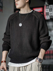 詳細画像:ストライプ編みのデザインアップ、ラグランスリーブと柳編み風のディテール、ブラウンとブラックの配色で個性を引き立て。リブ編みの裾がフィット感を提供。
モデル画像:モデルがストライプ編みセーターを着用、アメリカンカジュアルスタイルでリラックス感あるシルエット、日常コーディネートにぴったりなデザイン。