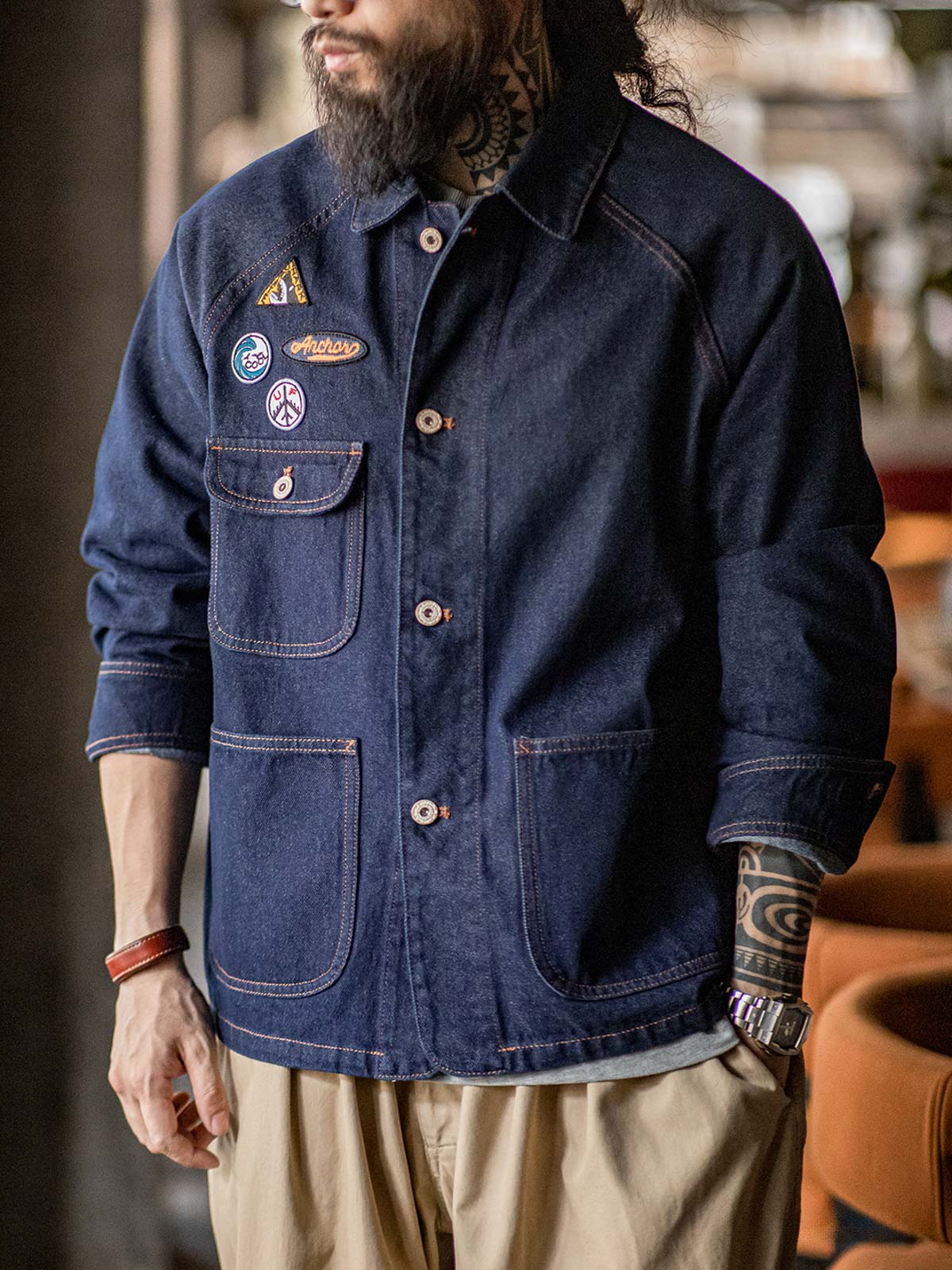 詳細画像
ウォッシュドデニム生地の質感、複数の刺繍ワッペン、クラシックなチョアコートとストリートファッションを融合したデザイン、ラグランスリーブで動きやすさと快適さを提供、ヴィンテージワークウェアの実用性を備えたディテール
モデル画像
ラグランスリーブによりさまざまな体型にフィット、日常的な通勤やカジュアルスタイルに最適、ストリートファッションとワークウェアの機能を兼ね備えた刺繍ワッペン付きデニムジャケット、快適で動きやすい着心地