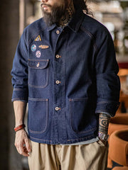 詳細画像
ウォッシュドデニム生地の質感、複数の刺繍ワッペン、クラシックなチョアコートとストリートファッションを融合したデザイン、ラグランスリーブで動きやすさと快適さを提供、ヴィンテージワークウェアの実用性を備えたディテール
モデル画像
ラグランスリーブによりさまざまな体型にフィット、日常的な通勤やカジュアルスタイルに最適、ストリートファッションとワークウェアの機能を兼ね備えた刺繍ワッペン付きデニムジャケット、快適で動きやすい着心地