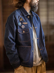 詳細画像
ウォッシュドデニム生地の質感、複数の刺繍ワッペン、クラシックなチョアコートとストリートファッションを融合したデザイン、ラグランスリーブで動きやすさと快適さを提供、ヴィンテージワークウェアの実用性を備えたディテール
モデル画像
ラグランスリーブによりさまざまな体型にフィット、日常的な通勤やカジュアルスタイルに最適、ストリートファッションとワークウェアの機能を兼ね備えた刺繍ワッペン付きデニムジャケット、快適で動きやすい着心地