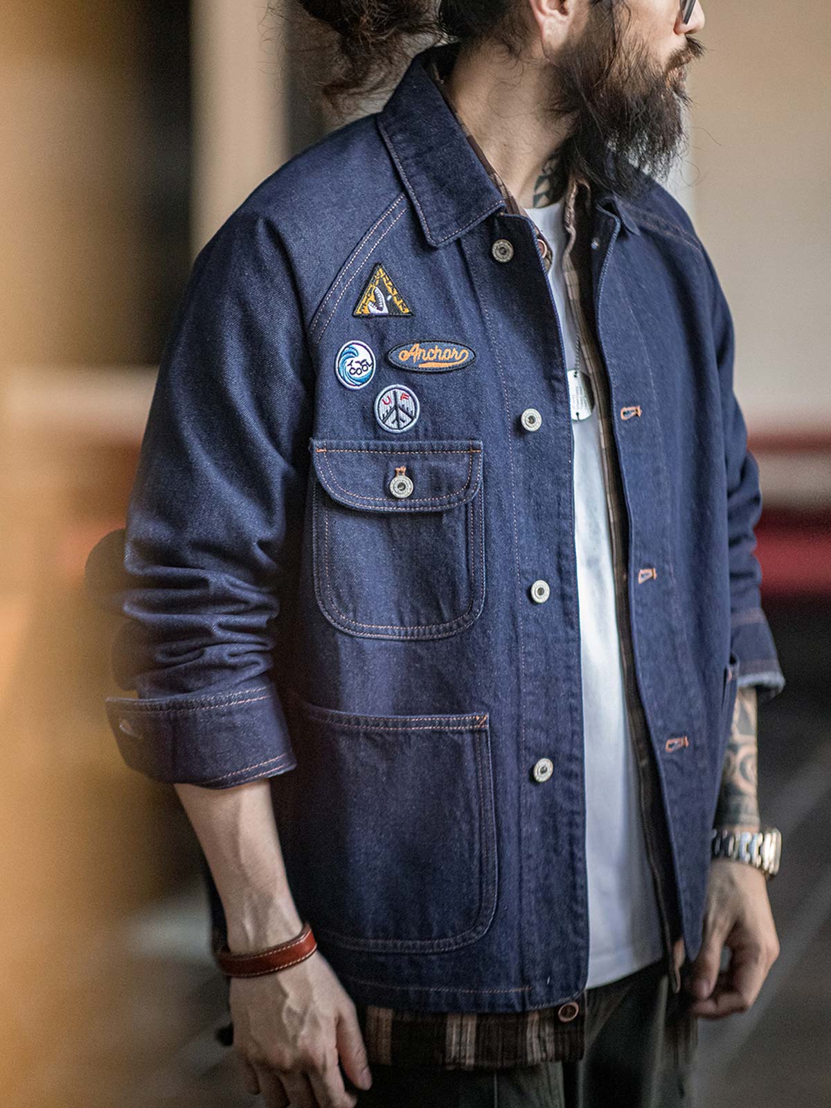 詳細画像
ウォッシュドデニム生地の質感、複数の刺繍ワッペン、クラシックなチョアコートとストリートファッションを融合したデザイン、ラグランスリーブで動きやすさと快適さを提供、ヴィンテージワークウェアの実用性を備えたディテール
モデル画像
ラグランスリーブによりさまざまな体型にフィット、日常的な通勤やカジュアルスタイルに最適、ストリートファッションとワークウェアの機能を兼ね備えた刺繍ワッペン付きデニムジャケット、快適で動きやすい着心地