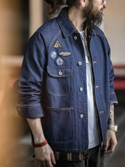 詳細画像
ウォッシュドデニム生地の質感、複数の刺繍ワッペン、クラシックなチョアコートとストリートファッションを融合したデザイン、ラグランスリーブで動きやすさと快適さを提供、ヴィンテージワークウェアの実用性を備えたディテール
モデル画像
ラグランスリーブによりさまざまな体型にフィット、日常的な通勤やカジュアルスタイルに最適、ストリートファッションとワークウェアの機能を兼ね備えた刺繍ワッペン付きデニムジャケット、快適で動きやすい着心地