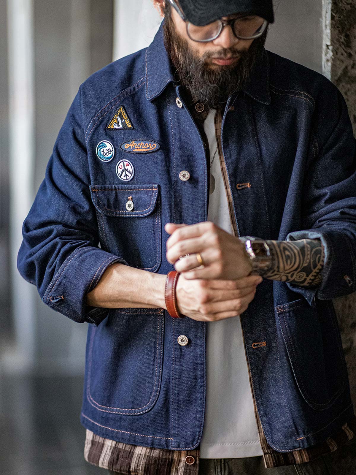 詳細画像
ウォッシュドデニム生地の質感、複数の刺繍ワッペン、クラシックなチョアコートとストリートファッションを融合したデザイン、ラグランスリーブで動きやすさと快適さを提供、ヴィンテージワークウェアの実用性を備えたディテール
モデル画像
ラグランスリーブによりさまざまな体型にフィット、日常的な通勤やカジュアルスタイルに最適、ストリートファッションとワークウェアの機能を兼ね備えた刺繍ワッペン付きデニムジャケット、快適で動きやすい着心地