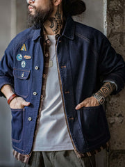 詳細画像
ウォッシュドデニム生地の質感、複数の刺繍ワッペン、クラシックなチョアコートとストリートファッションを融合したデザイン、ラグランスリーブで動きやすさと快適さを提供、ヴィンテージワークウェアの実用性を備えたディテール
モデル画像
ラグランスリーブによりさまざまな体型にフィット、日常的な通勤やカジュアルスタイルに最適、ストリートファッションとワークウェアの機能を兼ね備えた刺繍ワッペン付きデニムジャケット、快適で動きやすい着心地