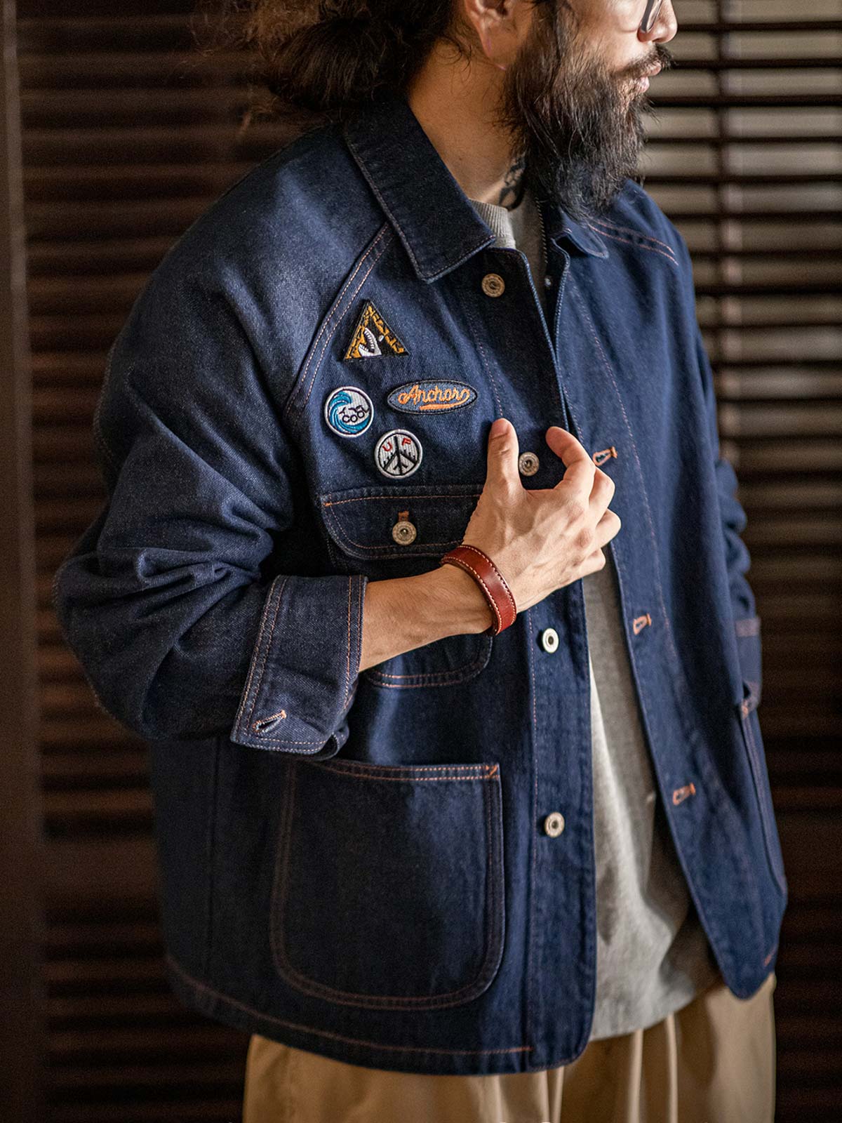 詳細画像
ウォッシュドデニム生地の質感、複数の刺繍ワッペン、クラシックなチョアコートとストリートファッションを融合したデザイン、ラグランスリーブで動きやすさと快適さを提供、ヴィンテージワークウェアの実用性を備えたディテール
モデル画像
ラグランスリーブによりさまざまな体型にフィット、日常的な通勤やカジュアルスタイルに最適、ストリートファッションとワークウェアの機能を兼ね備えた刺繍ワッペン付きデニムジャケット、快適で動きやすい着心地