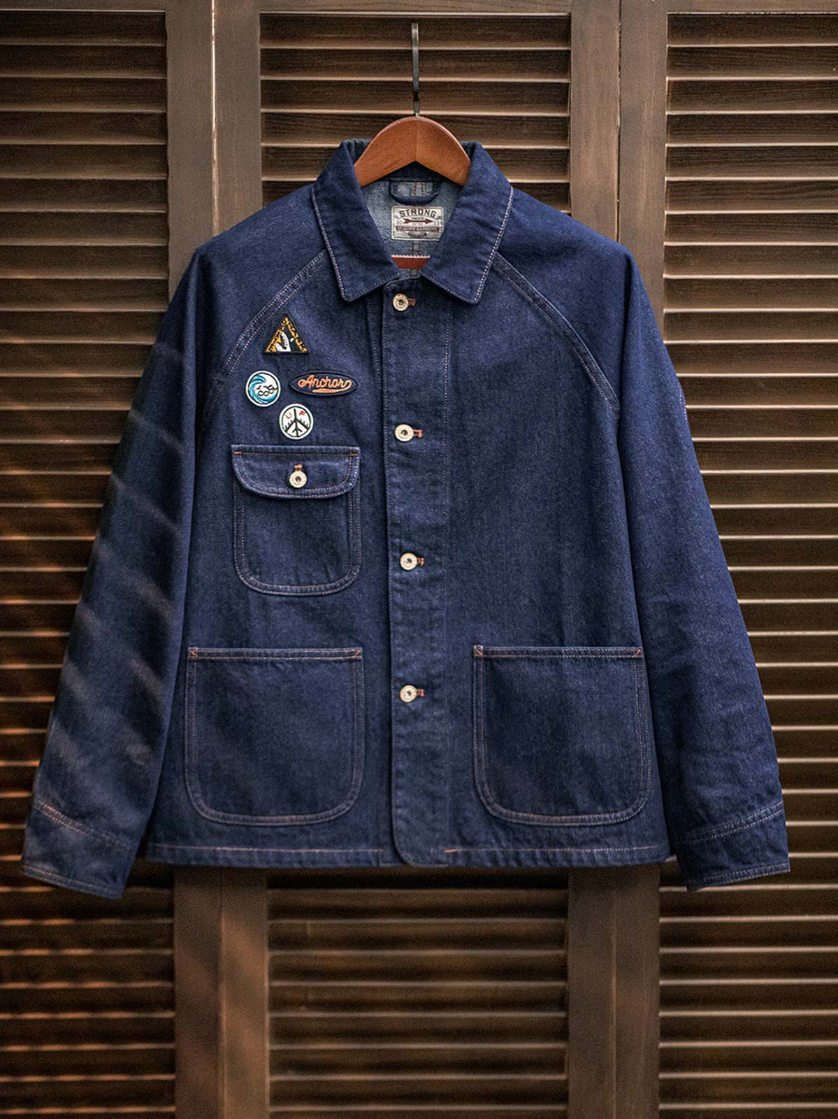 製品画像
刺繍ワッペン付きデニムジャケット、ウォッシュドデニム生地、ヴィンテージワークウェアデザインとストリートスタイルの要素を融合、ユニークな刺繍ワッペンが胸元に施されたデザイン、しっかりした質感と柔らかさが調和したジャケット
詳細画像
ウォッシュドデニム生地の質感、複数の刺繍ワッペン、クラシックなチョアコートとストリートファッションを融合したデザイン、ラグランスリーブで動きやすさと快適さを提供、ヴィンテージワークウェアの実用性を備えたディテール