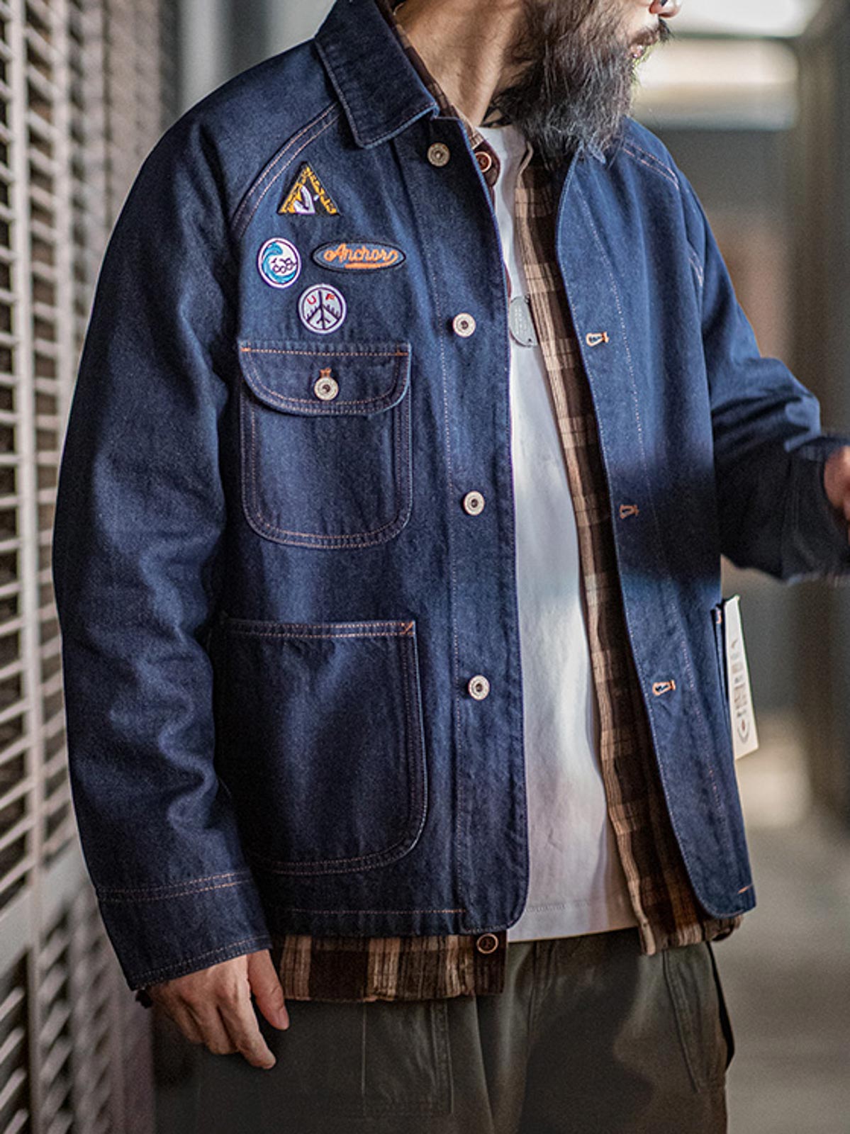 詳細画像
ウォッシュドデニム生地の質感、複数の刺繍ワッペン、クラシックなチョアコートとストリートファッションを融合したデザイン、ラグランスリーブで動きやすさと快適さを提供、ヴィンテージワークウェアの実用性を備えたディテール
モデル画像
ラグランスリーブによりさまざまな体型にフィット、日常的な通勤やカジュアルスタイルに最適、ストリートファッションとワークウェアの機能を兼ね備えた刺繍ワッペン付きデニムジャケット、快適で動きやすい着心地