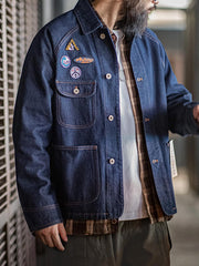 詳細画像
ウォッシュドデニム生地の質感、複数の刺繍ワッペン、クラシックなチョアコートとストリートファッションを融合したデザイン、ラグランスリーブで動きやすさと快適さを提供、ヴィンテージワークウェアの実用性を備えたディテール
モデル画像
ラグランスリーブによりさまざまな体型にフィット、日常的な通勤やカジュアルスタイルに最適、ストリートファッションとワークウェアの機能を兼ね備えた刺繍ワッペン付きデニムジャケット、快適で動きやすい着心地