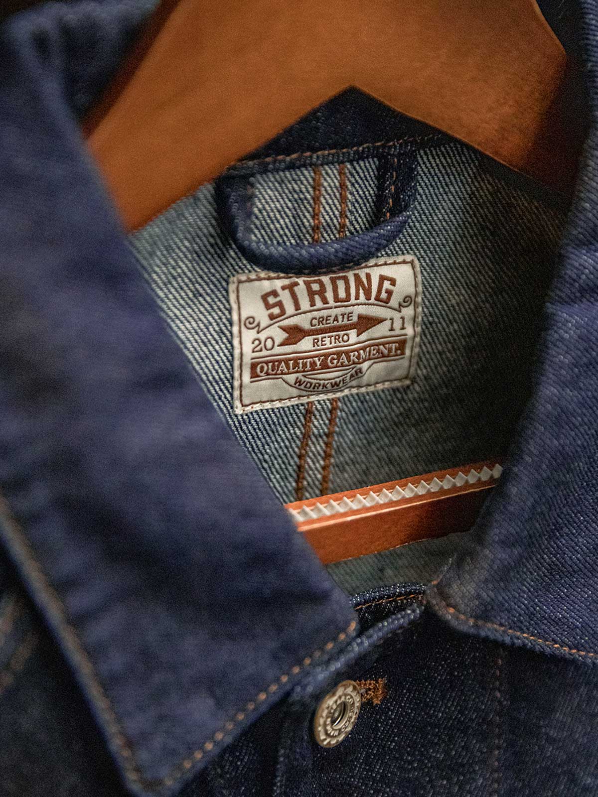 製品画像
刺繍ワッペン付きデニムジャケット、ウォッシュドデニム生地、ヴィンテージワークウェアデザインとストリートスタイルの要素を融合、ユニークな刺繍ワッペンが胸元に施されたデザイン、しっかりした質感と柔らかさが調和したジャケット
詳細画像
ウォッシュドデニム生地の質感、複数の刺繍ワッペン、クラシックなチョアコートとストリートファッションを融合したデザイン、ラグランスリーブで動きやすさと快適さを提供、ヴィンテージワークウェアの実用性を備えたディテール