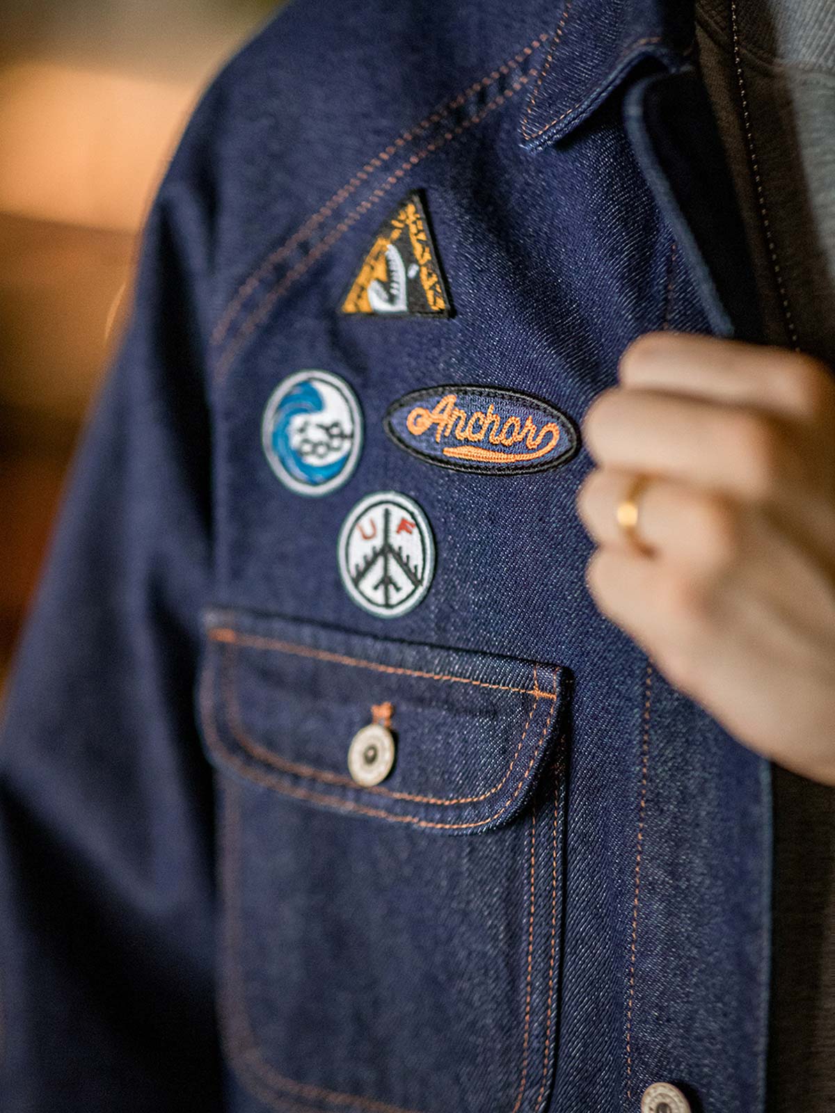 製品画像
刺繍ワッペン付きデニムジャケット、ウォッシュドデニム生地、ヴィンテージワークウェアデザインとストリートスタイルの要素を融合、ユニークな刺繍ワッペンが胸元に施されたデザイン、しっかりした質感と柔らかさが調和したジャケット
詳細画像
ウォッシュドデニム生地の質感、複数の刺繍ワッペン、クラシックなチョアコートとストリートファッションを融合したデザイン、ラグランスリーブで動きやすさと快適さを提供、ヴィンテージワークウェアの実用性を備えたディテール