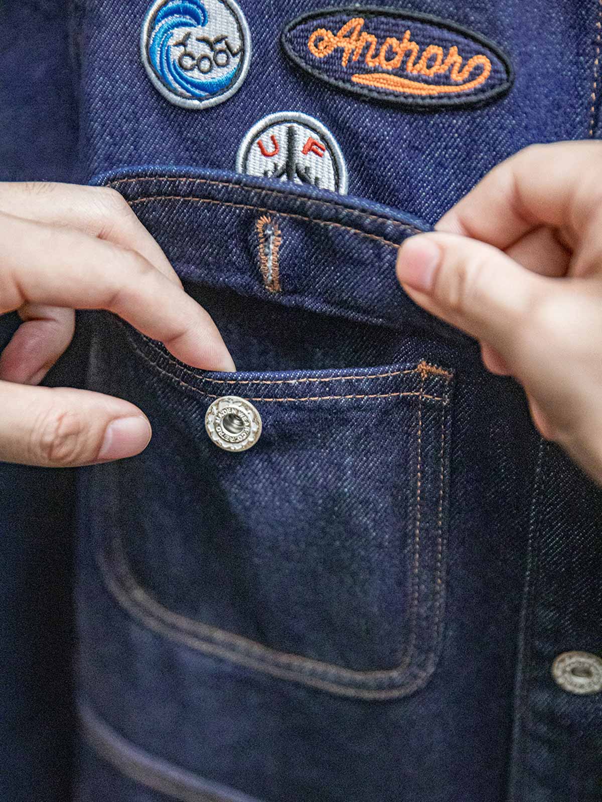 製品画像
刺繍ワッペン付きデニムジャケット、ウォッシュドデニム生地、ヴィンテージワークウェアデザインとストリートスタイルの要素を融合、ユニークな刺繍ワッペンが胸元に施されたデザイン、しっかりした質感と柔らかさが調和したジャケット
詳細画像
ウォッシュドデニム生地の質感、複数の刺繍ワッペン、クラシックなチョアコートとストリートファッションを融合したデザイン、ラグランスリーブで動きやすさと快適さを提供、ヴィンテージワークウェアの実用性を備えたディテール