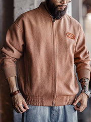 詳細画像:
"アメカジグラフィティ要素を取り入れた立体刺繍と、背面の牛革紙ラベルのディテールクローズアップ。袖口と裾のリブ編みがヴィンテージ感と着心地の良さを強調"
モデル画像:
"アメカジヴィンテージスタイルのウール混紡ベースボールジャケットを着用した、日常のトレンドコーディネート。リブ編みの袖口と裾がアクセントになったカジュアルスタイル"